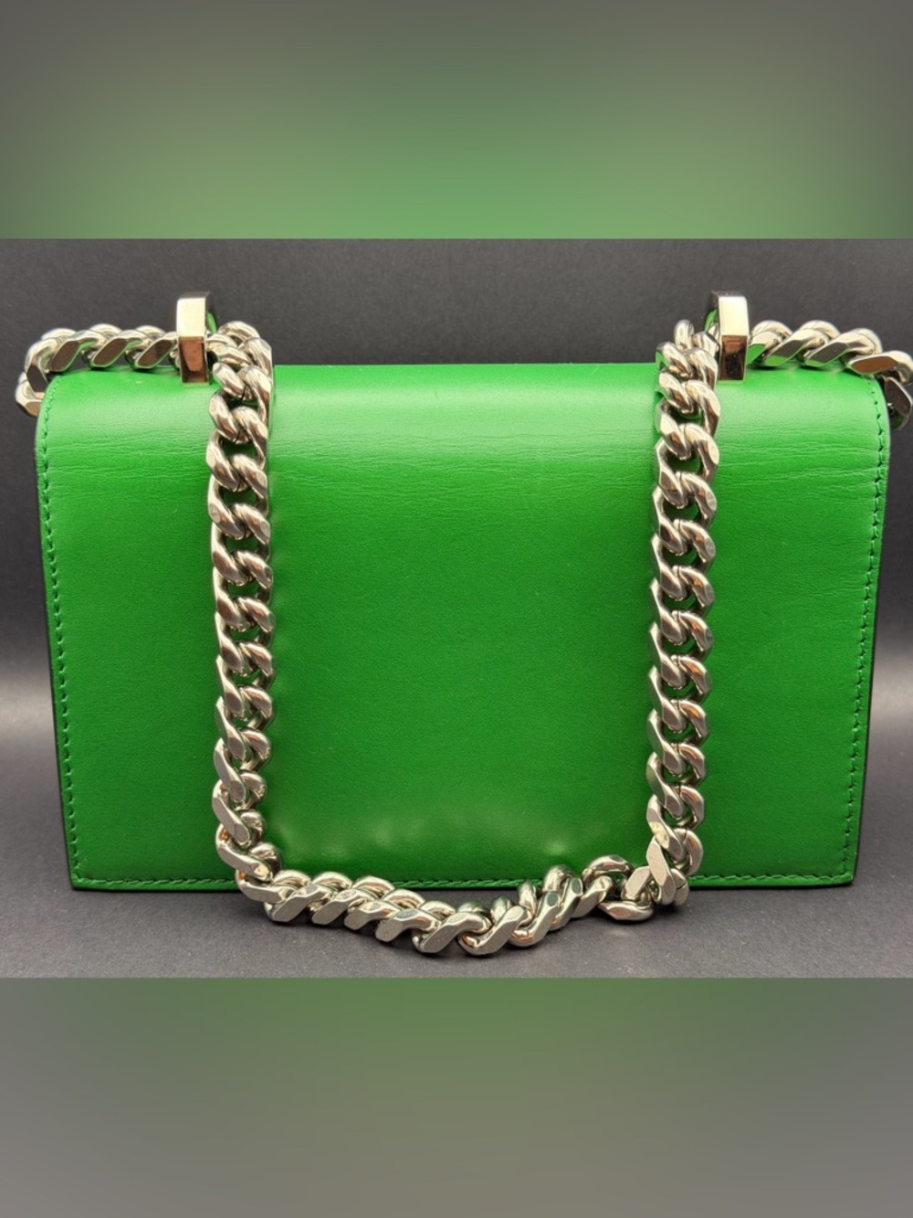 Alexander McQueen Green Leather Shoulder Bag with Silver Knuckle Handle - Picture 4 of 7